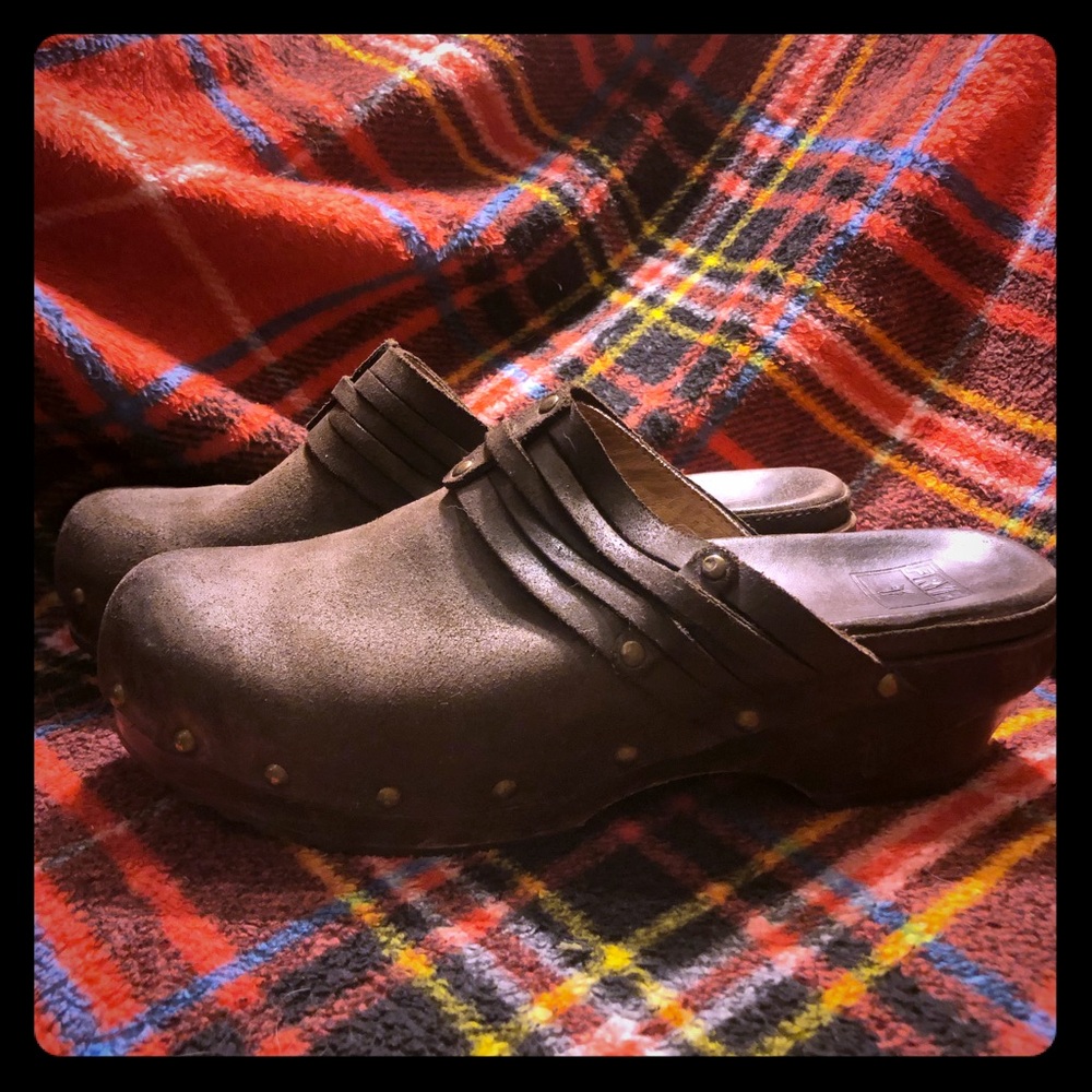 FRYE “Clara Stud Clog”